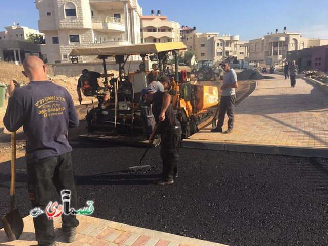 فيديو : تعبيد شارع جبل عوني ومدرسة الحياة بعد طول انتظار ومصاعب عدة بمشاركة رئيس البلدية الذي اكد على استمرار حملة التعبيد